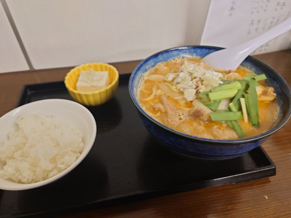 「もつ煮ラーメン小ライス930円」@新ちゃんラーメンの写真