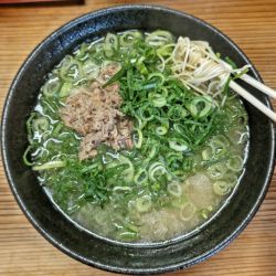 ラーメン(700円)、替玉(100円)