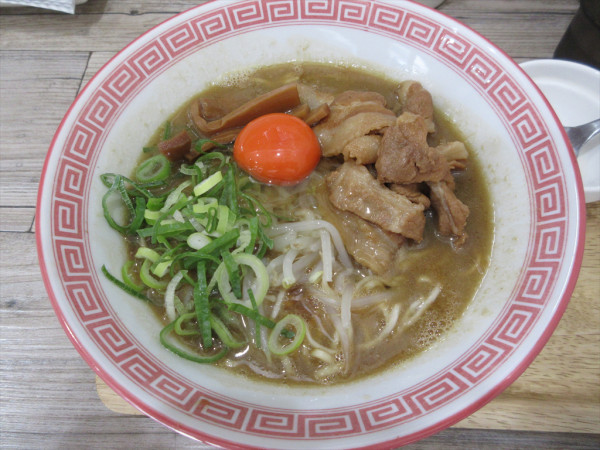 「徳島ラーメン（900円）＋生卵（80円）」@徳島NOODLE ぱどるの写真