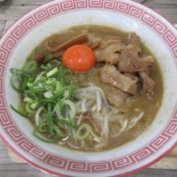 徳島ラーメン（900円）＋生卵（80円）
