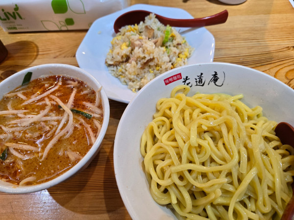 「辛味噌つけ麺大盛+半チャーハン」@味噌麺処 花道庵 北参道店の写真