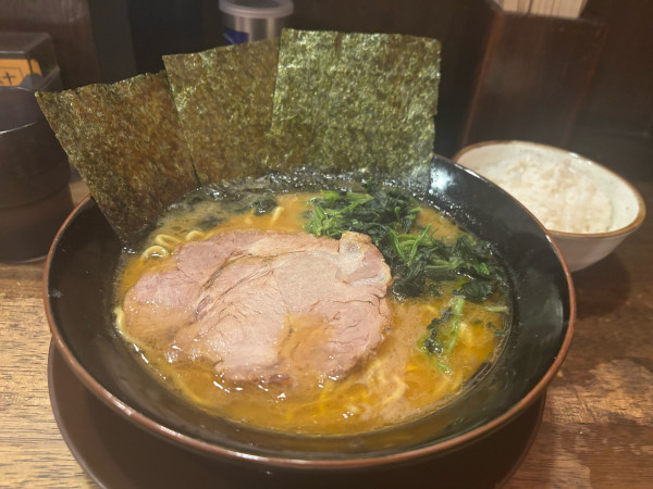 「ラーメン930円 ライス150円」@横浜醤油豚骨ラーメン 銀十の写真