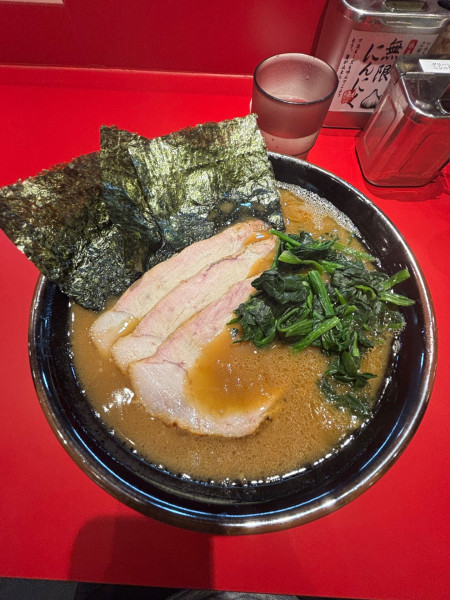 「ラーメン中盛り、チャーシュー3枚」@王道家味の継承店 カズ家の写真