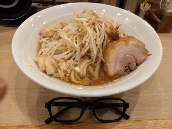 「ラーメン醤油(にんにく少し・野菜・あぶら)」@麺屋 味方 蒲田店の写真