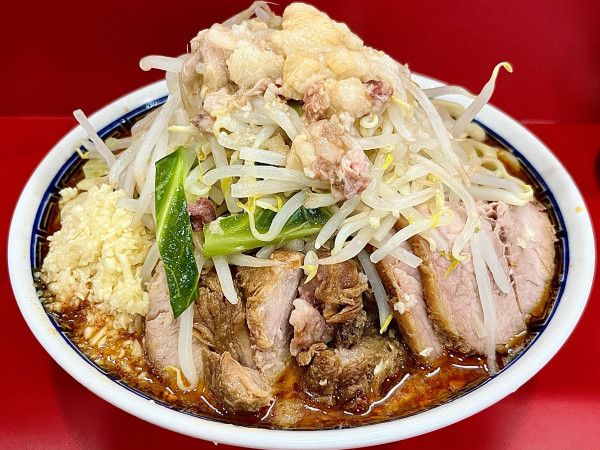 「大豚入り 豚4枚 発汗 全部」@ラーメン二郎 生田駅前店の写真