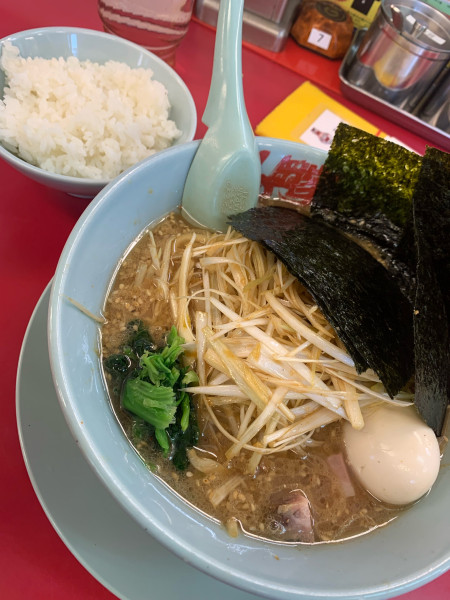 「ネギラーメン　味玉、白髪ネギ、味玉トッピング　　半ライス」@ラーメン山岡家 明石店の写真