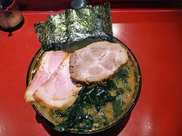 「ラーメン 特上チャーシュー スモークチャーシュー ワカメ」@厚木家の写真