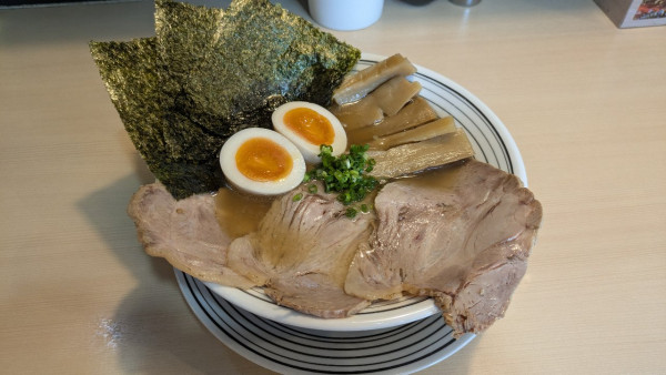 「淡麗にぼしらーめん＋全のせ」@煮干しらぁめん 猫トラ亭の写真