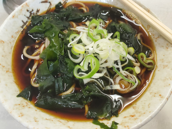 「わかめそば」@ひのでそばの写真