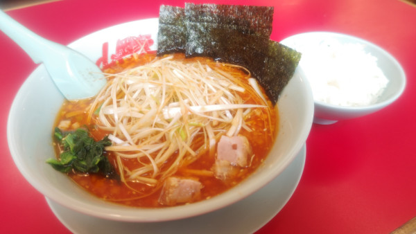 「辛味噌ネギラーメン激辛＆半ライス＆背脂変更１２２０円」@ラーメン山岡家 青梅店の写真