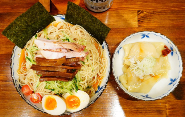 「奈つやの冷やし中華と雲呑皿＋味玉＋黒ラベル」@奈つやの中華そばの写真