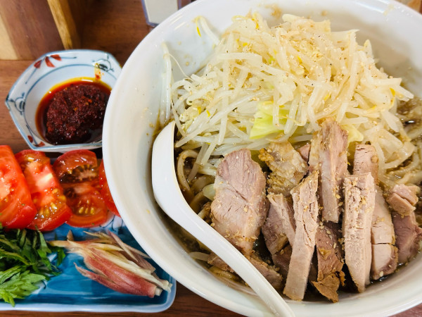 「冷しラーメン 中 900円 チリオイルペースト 200円」@ラーメンむねやの写真