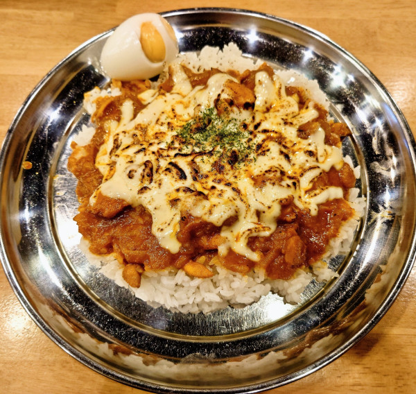 「チキンカレー(230ｇ)＋チーズ＋ゆでたまご」@プネウマカレーの写真