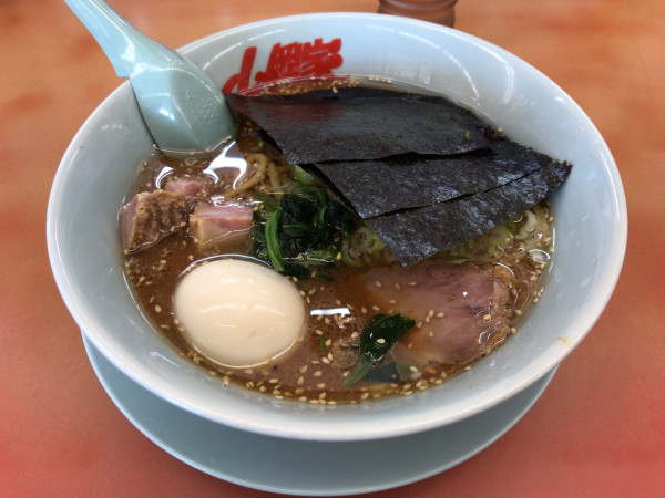 「味噌ラーメン(多め、濃いめ)+クーポン味玉、コロチャー 690円」@ラーメン山岡家 さいたま宮前店の写真