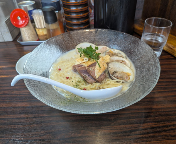 「ニューイングランド風クラムチャウダー冷麺」@らー麺 あけどやの写真