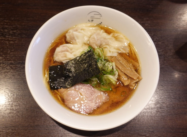 「黒だし肉ワンタン麺・ハーフ（1,100円）」@八雲の写真