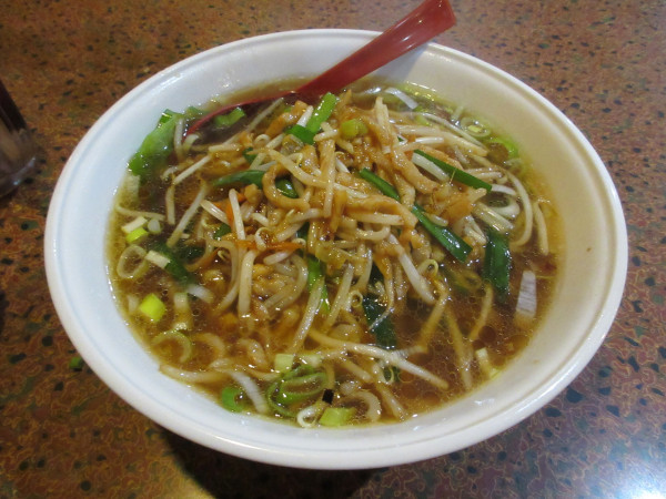 「肉入りもやしラーメン（９３５円）＋ニラレバ１０７８円他」@中華料理 魚長飯店の写真