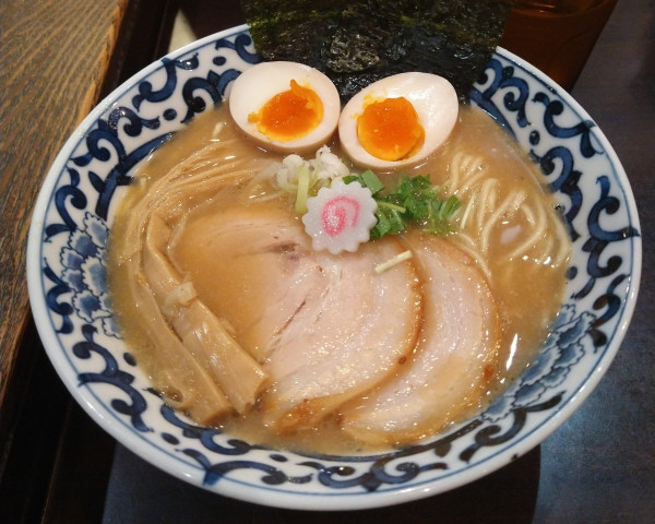 「魚介とんこつ濃厚らーめん」@東京駅 斑鳩の写真