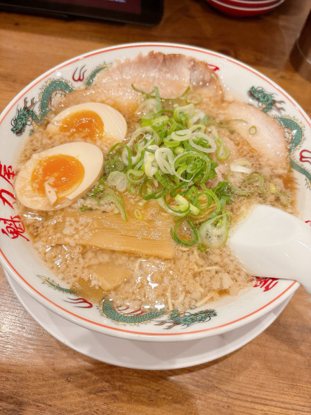 「京都背脂醤油ラーメン+半熟味付玉子」@ラーメン魁力屋 西大須店の写真