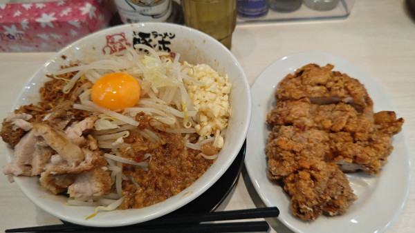 「汁なしラーメン（中）＋グローブ唐揚げ」@ラーメン 豚っちの写真