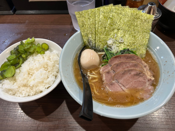 「らーめん全部乗せ　ライス」@横浜家系らーめん侍 渋谷本店の写真