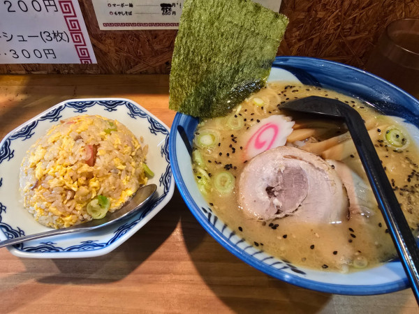「味噌ラーメン＋半チャーハン」@らーめん大紅の写真