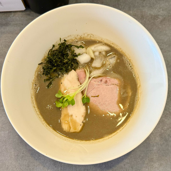 「濃厚 飲む煮干しラーメン（麺少なめ）¥1,050」@攻ニボの写真