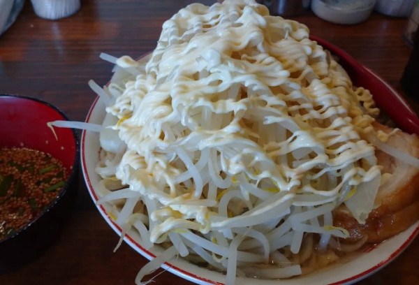 「ラーメン豚１枚（ヤサイ アブラ）」@わいるどラーメン ごんぞう 西条下見日本本店の写真