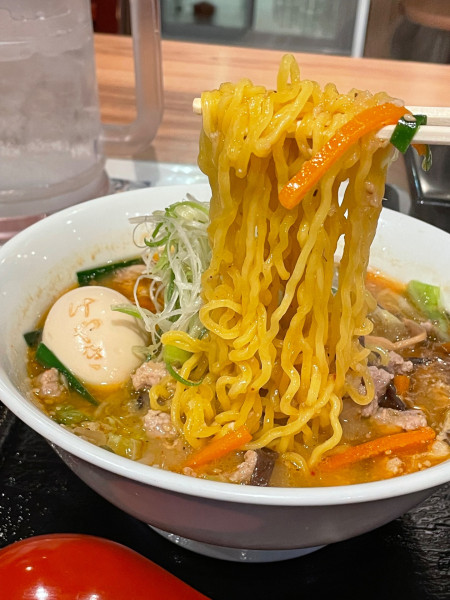 「煮玉子ラーメン　￥１５００」@けやき 新千歳空港店の写真