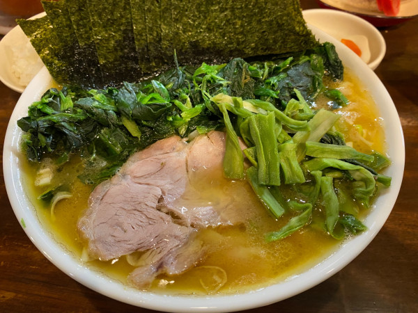 「ラーメン＋ほうれん＋のり＋味付玉子＋山くらげ」@洞くつ家の写真