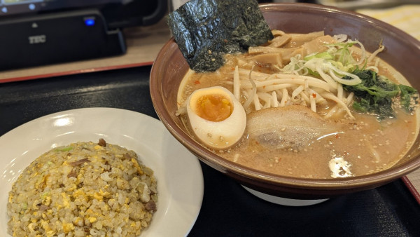 「辛味噌ラーメン　半チャーハン」@濱辰家の写真