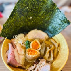 あってり煮干し、全部入り、平打ち麺に変更