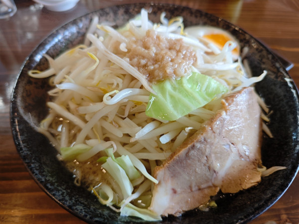 「豚湯（二郎系インスパイア）ラーメン 並」@らぁ麺のお店 三色の写真
