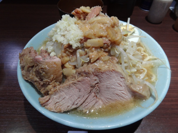 「少なめ1100円 チョイ野菜、脂、ニンニク、 生卵100円」@ラーメン富士丸  西早稲田店の写真