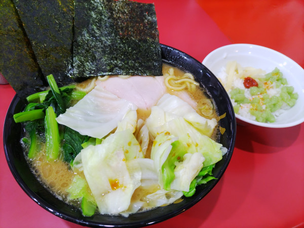 「ラーメン  900円 キャベツ130円 半ライス140円」@杉田家 千葉祐光店の写真