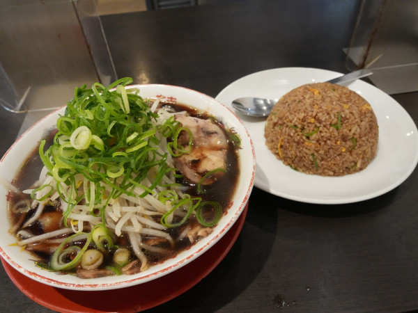 「中華そば(並)＋焼きめし(並) ＋生玉子」@新福菜館 秋葉原店の写真