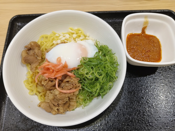 「【期間限定】牛玉スタミナまぜそば・半熟玉子（￥767）」@吉野家 荻窪北口店の写真