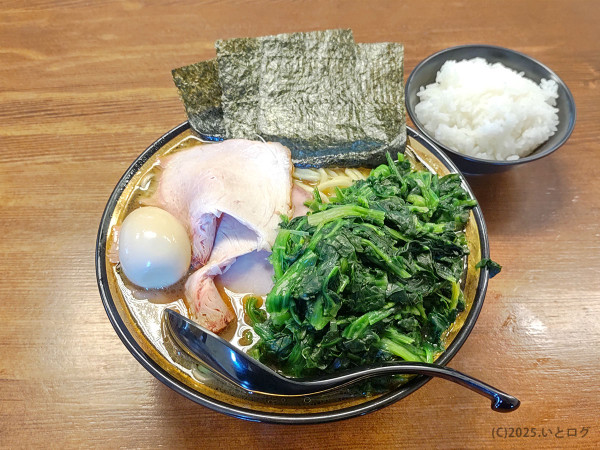 「チャーシューメン大（味玉＋ほうれん草）」@ラーメンとむのの写真