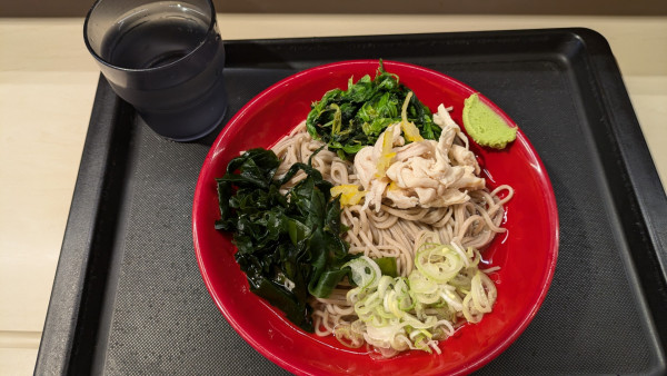 「【期間限定】冷しゆず鶏ほうれん草そば」@名代 富士そば 飯田橋駅前店の写真