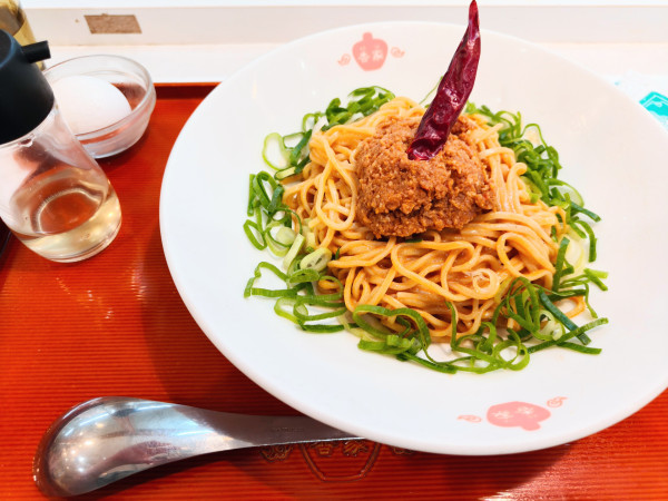 「冷日式汁なし担々麺＋温泉卵」@香家 高田馬場メトロピア店の写真