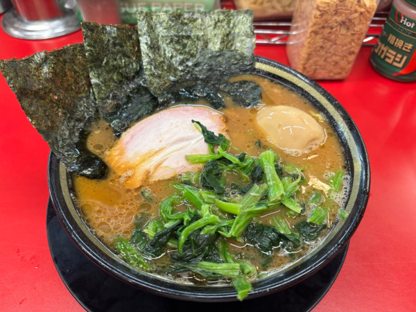 「ラーメン+青菜+味玉」@IEKEI_TOKYO 王道家直系の写真