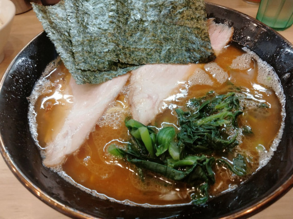 「ラーメン＋鶏チャーシュー＋半ライス」@横浜ラーメン 裏武蔵家 西千葉本店の写真