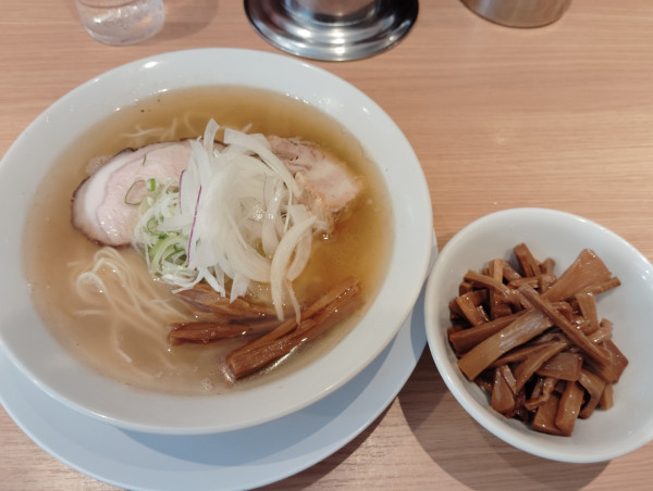 「中華そば　塩　950円　　メンマ　150円」@中華そば やなぎやの写真