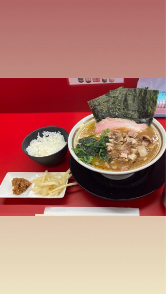 「ラーメン900円やわめ多め濃いめ 半ライス100円」@王道家直伝との丸家 伊勢崎店の写真