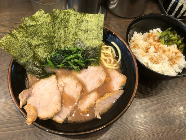 「チャーシュー麺並（1,100円）、ライス食べ放題（100円）」@横浜家系らーめん 武道家の写真