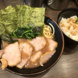 チャーシュー麺並（1,100円）、ライス食べ放題（100円）