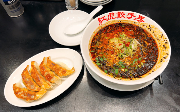 「黒芝麻担担面＋やみつき餃子」@紅虎餃子房 イオンモール日の出店の写真