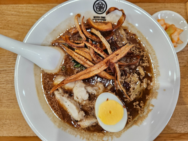 「黒蓮(醤油カレーらーめん)」@麺屋 智 室蘭店の写真