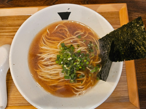 「かけ煮干しそば正油」@煮干しそば おおきにの写真