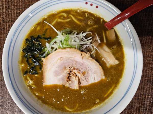 「室蘭カレーラーメン」@とんこつらーめん じぇんとる麺の写真